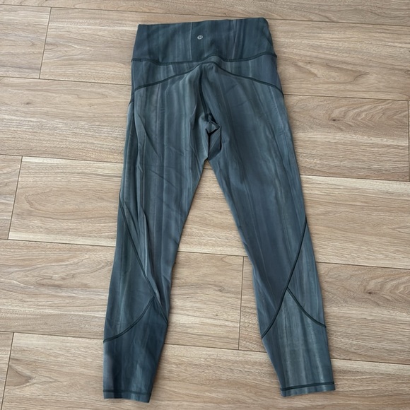 Lululemon In Movement Tight 25" Everlux Linear Spray Dye White Deep Ocean - Picture 2 of 9